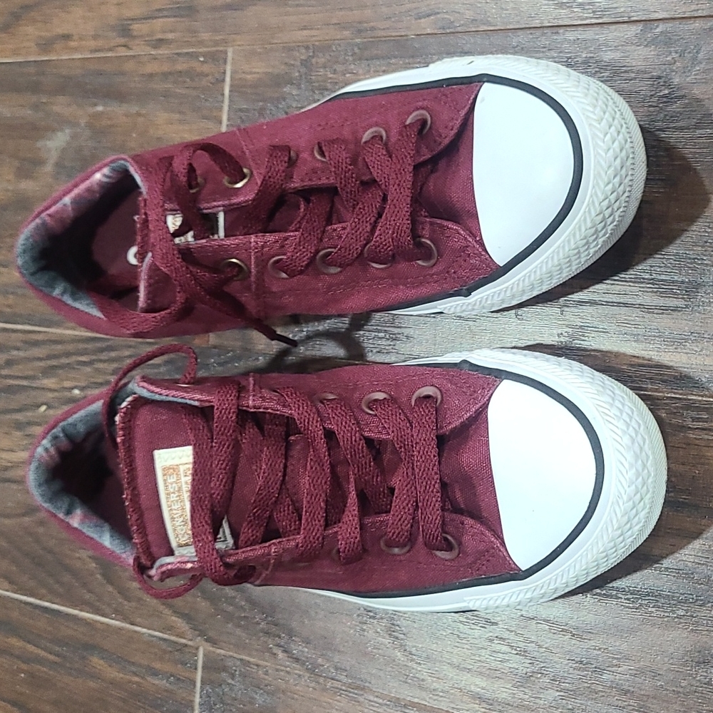 Burgundy Converse size 7
